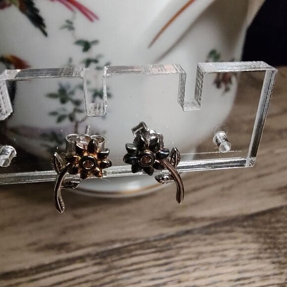 Dainty Flower Pierced Post Earrings - Picture 10 of 10